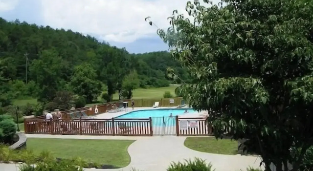 Коттедж с 2 комнатами с балконом 'cubbies Cabin' w/ Hot Tub ~ 7 Mi to Dollywood!