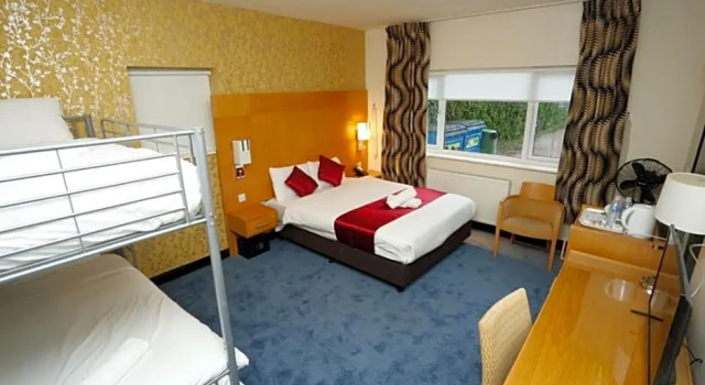 Четырёхместный номер Standard с видом на сад Acorn Lodge Hotel Gatwick & Parking