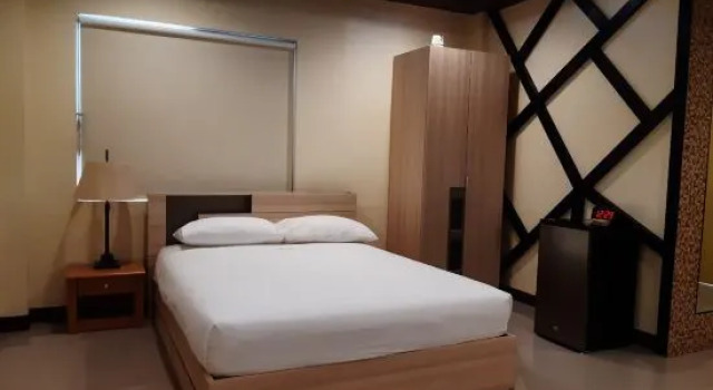 OYO 593 Plumeria Hotel, Забронировать Отель  