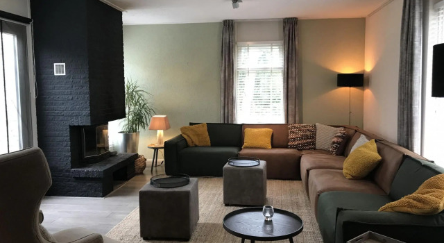 Detached villa with enclosed wooded garden with lawn and bubble bath