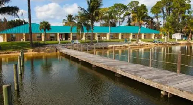 Полулюкс Lake Grassy Inn & Suites