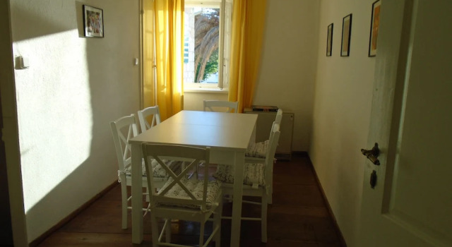 Very Spacious White Croatian Stone Seafront House With Secluded Enclosed Garden, Забронировать Дом для отпуска Виллы Окрестностей Сплита, Вилла