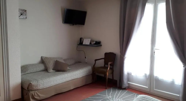 Трёхместный номер Superior Logis Hotel des Granges