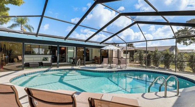 Коттедж Apollo Beach Oasis: Lanai + Heated Pool!