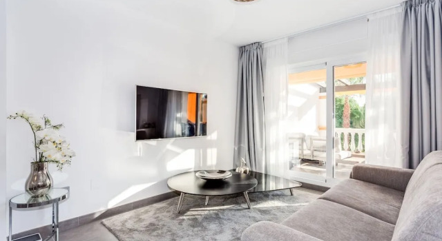 by RIVA - Elegant, Contemporary 2 Bedroom Apartment in Dama de Noche Puerto Banus, Забронировать Апартаменты/квартира Отели Марбелья с бассейном, рядом с Художественный музей Ralli, Бассейн