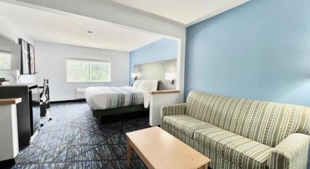 Люкс AmericInn by Wyndham Quincy