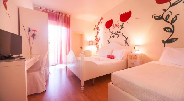 Четырёхместный номер Standard с балконом Hotel Betty