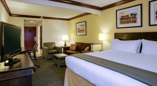 Двухместный номер Standard Holiday Inn Express Hotel & Suites Charleston - Northwoods by IHG