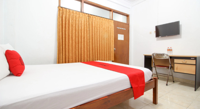 Номер Standard RedDoorz Plus near Alun Alun Selatan