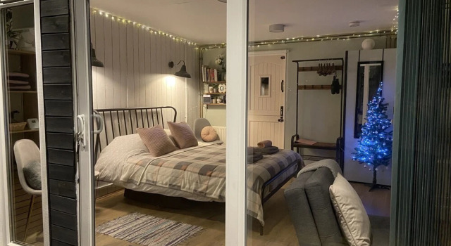 Unique 1+ bed Cabin, Parking and Private Garden, Book Hotel  