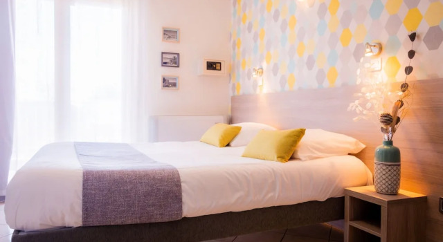 Номер Comfort с балконом и с частичным видом на море Hotel et Appartements Reine DAzur
