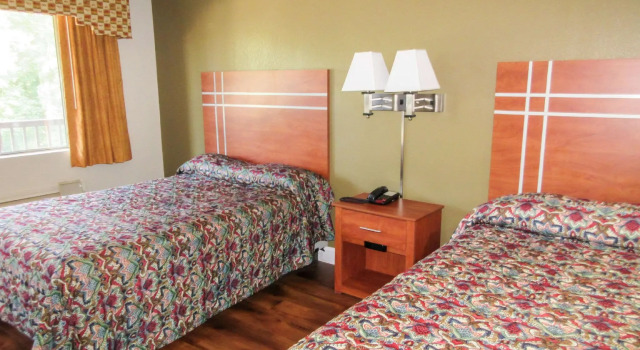 Четырёхместный номер Standard Red Roof Inn & Suites Swansea