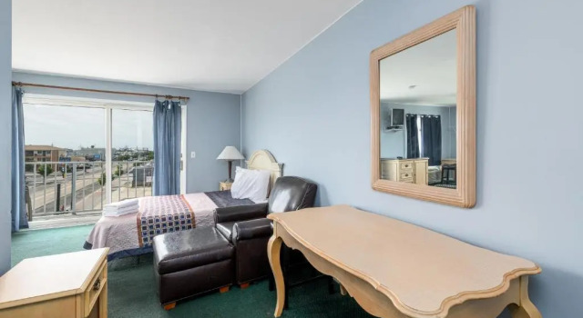 Четырёхместный люкс с балконом Hotel Charlee Villas by the Beach
