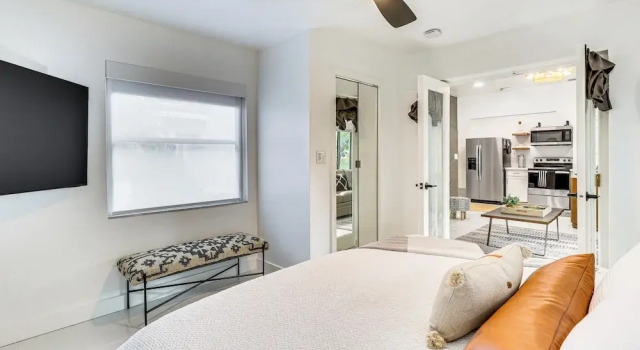 'the Peacock Bungalow' Near Fort Lauderdale Beach!, Забронировать Дом для отпуска Отели Форт-Лодердейл с парковкой, Парковка