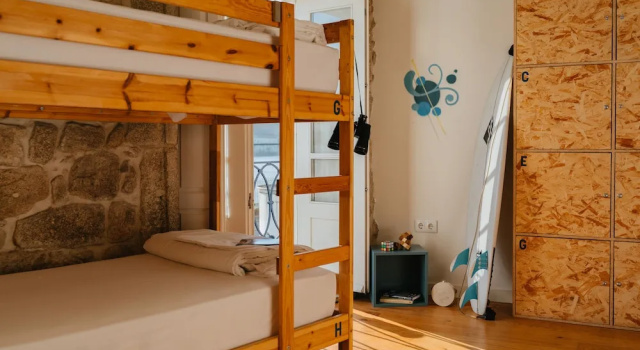 Кровать в общем номере Happy Porto Hostel