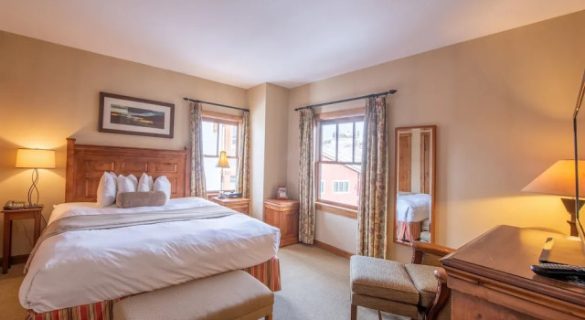 Comfortable 1 Bedroom Slopeside Condo - No Cleaning Fee! by RedAwning