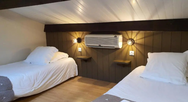 Четырёхместный номер Standard Logis Hôtel Restaurant LEscarbille