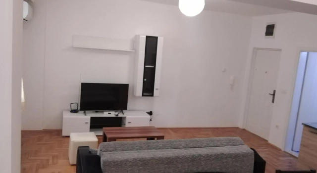 Lovely condo next to salt room, bus station, Забронировать Отель Скопье Северная Македония, рядом с Каменный мост