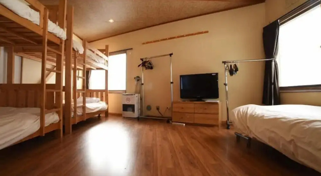 Кровать в общем номере Black Diamond Lodge