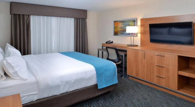 Номер Deluxe Holiday Inn Hotel & Suites Edmonton Airport Conference Centre by IHG