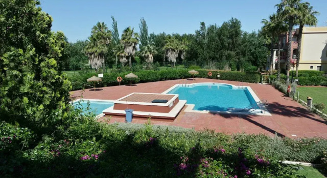 Апартаменты Family Poolside Apartment