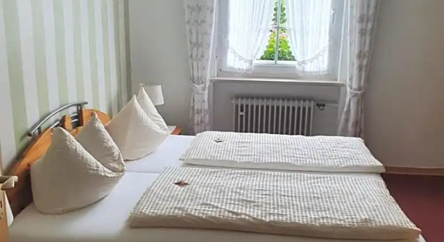 Hotel zum Weinberg, Забронировать Отель Трабен-Трарбах Мозель - Германия