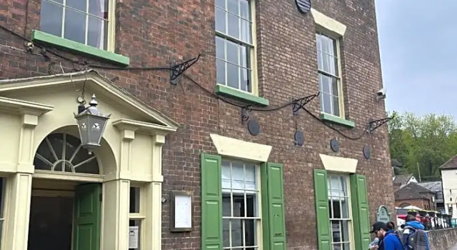 The Tontine Hotel & Bar, Забронировать Отель Телфорд Шропшир, рядом с Ironbridge Open Air Museum of Steel Sculpture