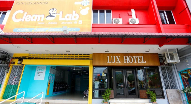 OYO 772 Lux Hotel