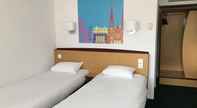 Двухместный номер Standard Kyriad Direct Marseille Est La Valentine