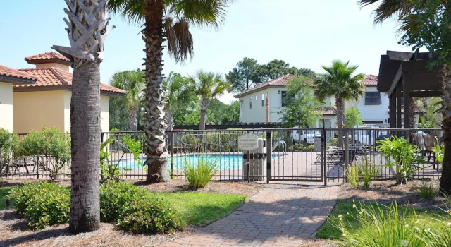 Villa Lago 1903, Varaa Villa Hotellit Emerald Coast uima-altaalla, Uima-allas
