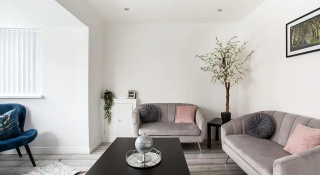 Коттедж Fully Refurbished North Belfast Home