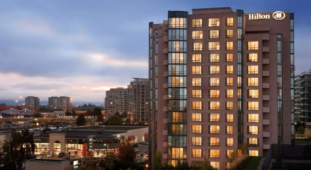 Кровать в общем номере Hilton Vancouver Airport