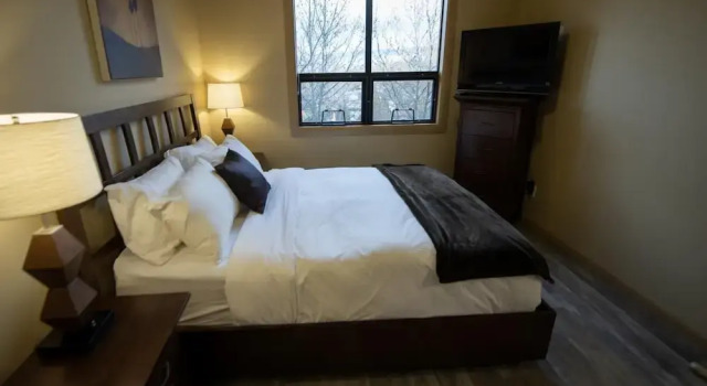 Two Bed Two Bath Corner Unit #432, Buchen Sie Hotel Kelowna British Columbia