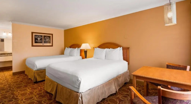 Четырёхместный номер Standard Sturgis Lodge & Suites, Travelodge by Wyndham