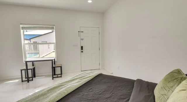 Pool & Beach Access: Modern SPI Studio Near Bars!, Book Lejlighed Padre Island USA