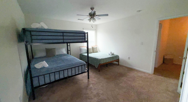 Семейный коттедж с видом на внутренний двор Modern 4 Bedroom Home Near Uptown