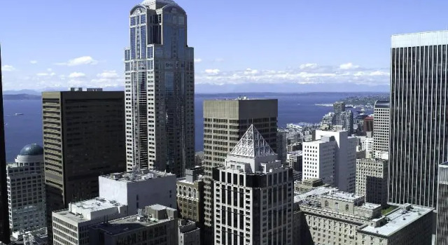 Четырёхместный клубный номер Standard с видом на город Renaissance Seattle Hotel