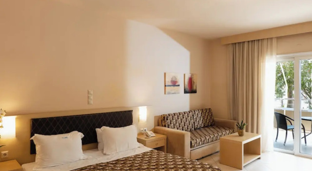 Двухместный номер Standard с балконом и с видом на сад Molos Bay Hotel