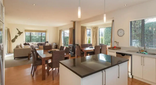 Modern Lake Haven - Wanaka Holiday Home, Забронировать Отель Ванака Требл-Коун