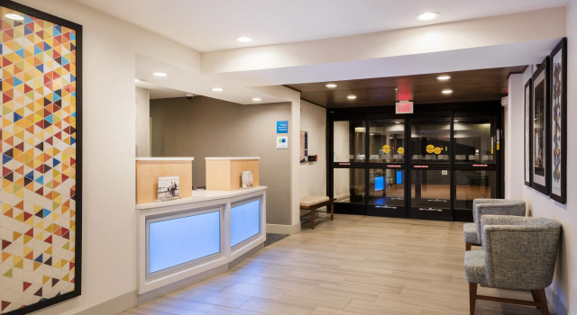 Holiday Inn Express Warrenton by IHG, Book Hotel Hoteller i Warrenton med morgenmad, Morgenmad