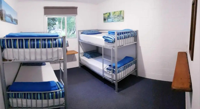 Кровать в общем номере Happy Apple Backpackers