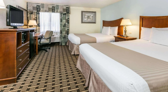 Четырёхместный номер Standard Baymont by Wyndham Arlington At Six Flags Dr