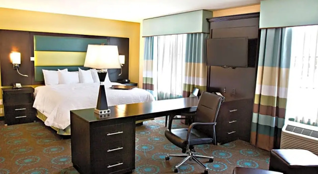 Четырёхместный люкс Hampton Inn & Suites Salt Lake City/Farmington