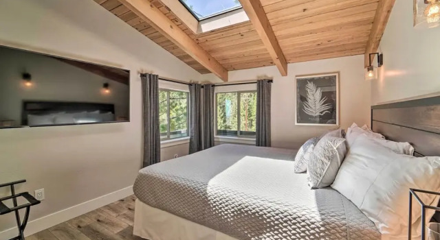 Коттедж с 4 комнатами с балконом Hot Tub, Pool Table: Luxe Reno Chalet w/ Mtn View!