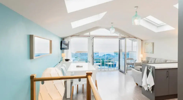 Seaside 3Bd Retreat With Balcony & Stunning Views