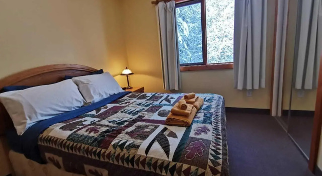 Alpine Meadows Lodge, Buchen Sie Hotel Golden British Columbia