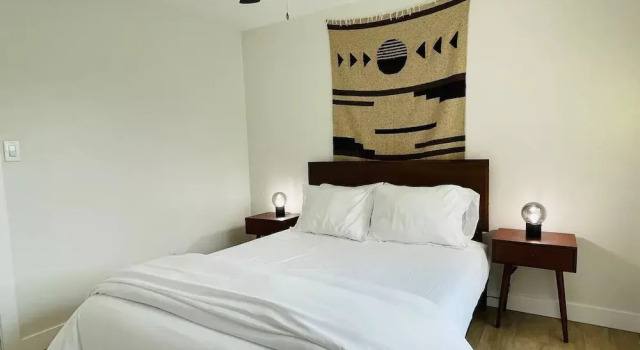 Walkable OTS Mid Century Condo-Pool, Забронировать Гостевой дом Отели Скотсдейл с парковкой, рядом с Scottsdale Center for the Performing Arts, Парковка