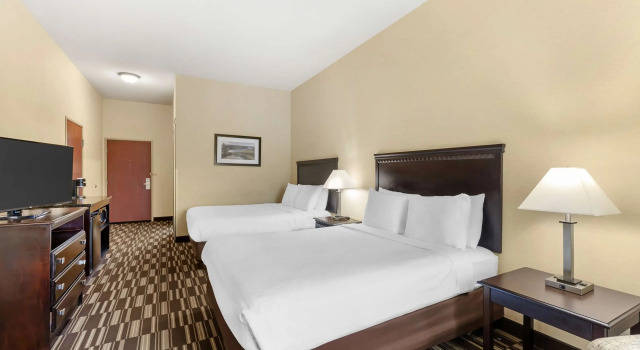 Четырёхместный номер Standard Best Western PLUS Victor Inn & Suites