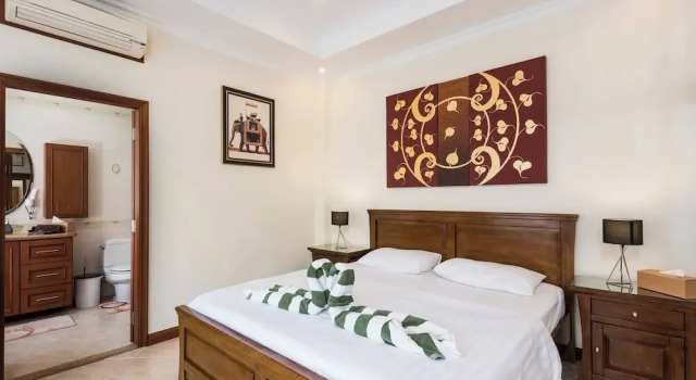Luxury 3BR Pool Villa Pratamnak Soi5-50m to Beach, Забронировать Вилла Паттайя провинция Чонбури