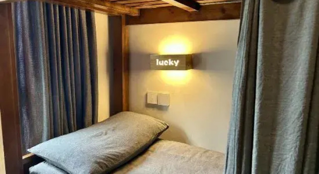 Кровать в общем номере (мужской номер) Dacheng Xiaoyuan Hostel (Zhengzhou High-speed Railway East Station MixC Store)
